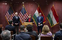 Выступление американской делегации в посольстве США в Будапеште.