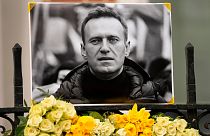 İngiltere'nin başkenti Londra'da Aleksey Navalny'yi anmak için bırakılan fotoğraf ve çiçekler
