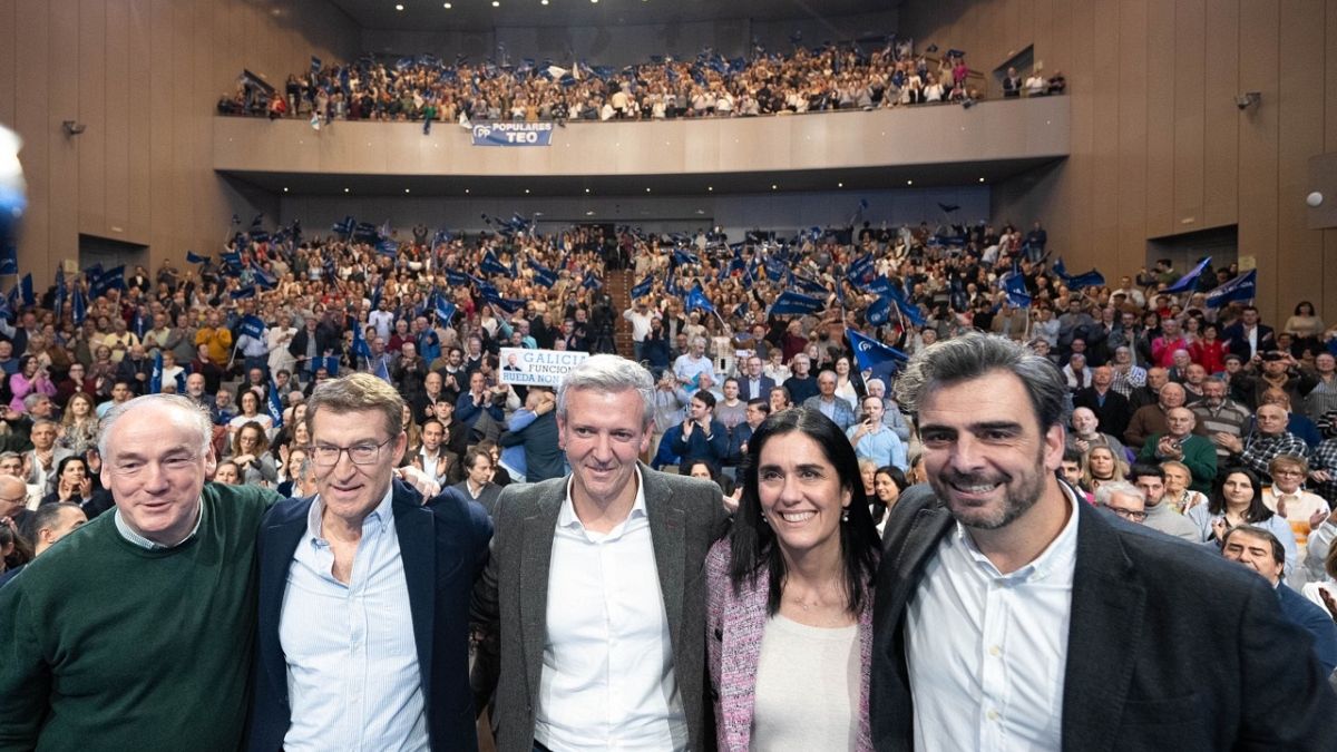 Fotografía distribuida por el PP del cierre de campaña para las elecciones al Parlamento de Galicia, con el candidato Alfonso Rueda en el centro