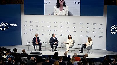 El secretario de Estado estadounidense, Antony Blinken, segundo por la izquierda, participa en una mesa redonda en la Conferencia de Seguridad de Múnich, Alemania.