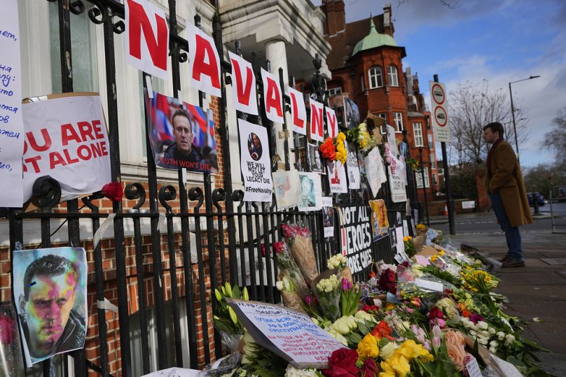 Λουλούδια και μηνύματα στη μνήμη του Αλεξέι Ναβάλνι κοντά στη Ρωσική πρεσβεία στο Λονδίνο
