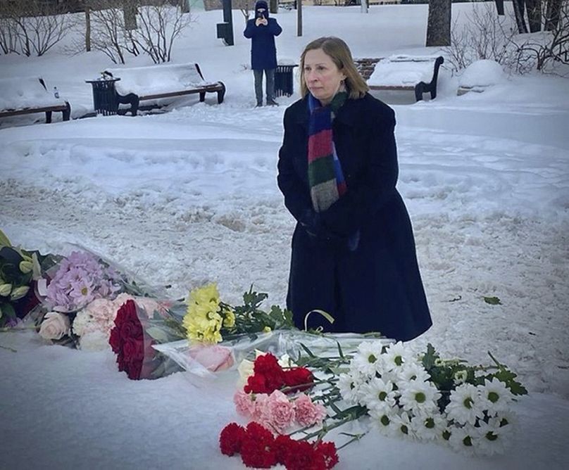 Η πρέσβις των ΗΠΑ στην Ρωσία αφήνει ένα λουλούδι στη μνήμη του Αλεξέι Ναβάλνι