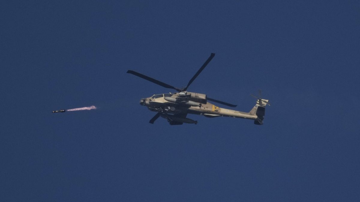 DOSYA - İsrail saldırı helikopteri Gazze Şeridi'ne bir füze ateşliyor, 18 Aralık 2023, Pazartesi.