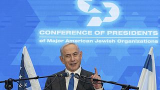 El primer ministro Benjamín Netanyahu habla durante una reunión de líderes judíos en el Museo de la Tolerancia en Jerusalén, el domingo 18 de febrero de 2024.