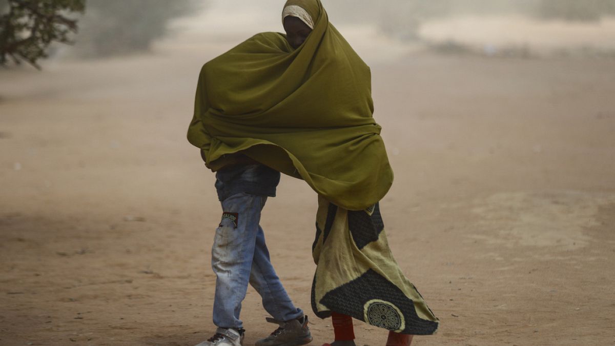Niños refugiados somalíes se cubren mientras una tormenta de polvo avanza por el campo de refugiados de Dadaab en el norte de Kenia, el jueves 13 de julio de 2023.