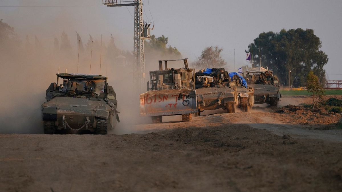 ردیفی از خودروهای زرهی ارتش اسرائیل در جنوب اسرائیل در نزدیکی مرز غزه، جمعه، ۱۶ فوریه ۲۰۲۴.