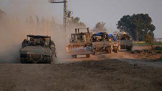 ردیفی از خودروهای زرهی ارتش اسرائیل در جنوب اسرائیل در نزدیکی مرز غزه، جمعه، ۱۶ فوریه ۲۰۲۴.