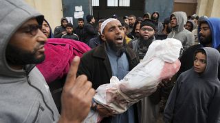 فلسطينيون يحملون جثمان طفل قتله القصف الإسرائيلي على غزة