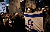 Cittadini israeliani hanno manifestato sabato 17 febbraio a Tel Aviv contro Benyamin Netanyahu per chiedere nuove elezioni 