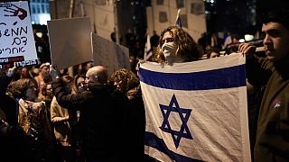 Cittadini israeliani hanno manifestato sabato 17 febbraio a Tel Aviv contro Benyamin Netanyahu per chiedere nuove elezioni 