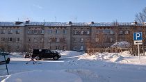 ماشین حامل مادر الکسی نوالنی در مقابل سردخانه‌ای در شهر خارپ در فاصله ۱۹۰۰ کیلومتری شمال مسکو
