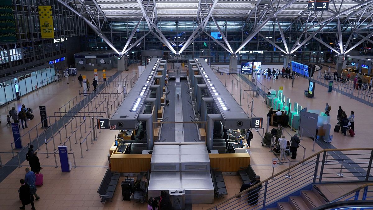 Des passagers dans la zone d'enregistrement de Lufthansa au terminal 2 de l'aéroport de Hambourg, en Allemagne, le jeudi 8 février 2024. 