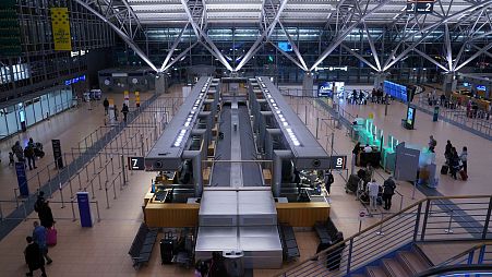 Pasajeros en la zona de facturación de Lufthansa en la Terminal 2 del aeropuerto de Hamburgo, Alemania, el jueves 8 de febrero de 2024. 