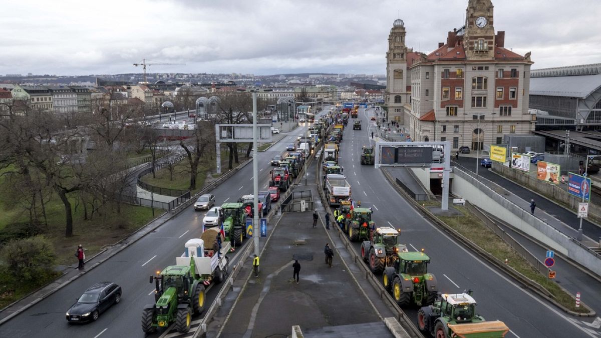 Hundreds of tractors roll into Prague as farmers protest against EU policy thumbnail