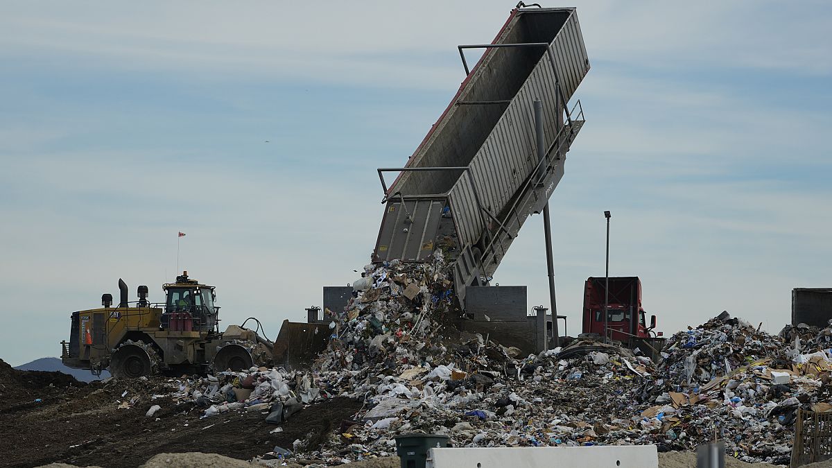 Kaliforniya'nın organik atıkları çöplüklerden uzak tutma çabasını başlatmasından iki yıl sonra eyalet, gıda geri dönüşüm programlarını çalışır hale getirme konusunda çok geride kaldı.