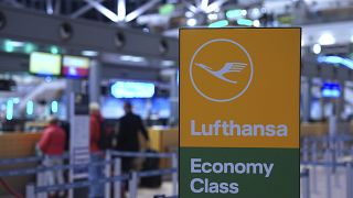 ركاب ينتظرون أمام شركة لوفتهانزا بمطار هامبورغ، ألمانيا.