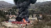 صورة مأخوذة من مقطع فيديو للمصنع الذي اندلع فيه الحريق