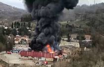 صورة مأخوذة من مقطع فيديو للمصنع الذي اندلع فيه الحريق