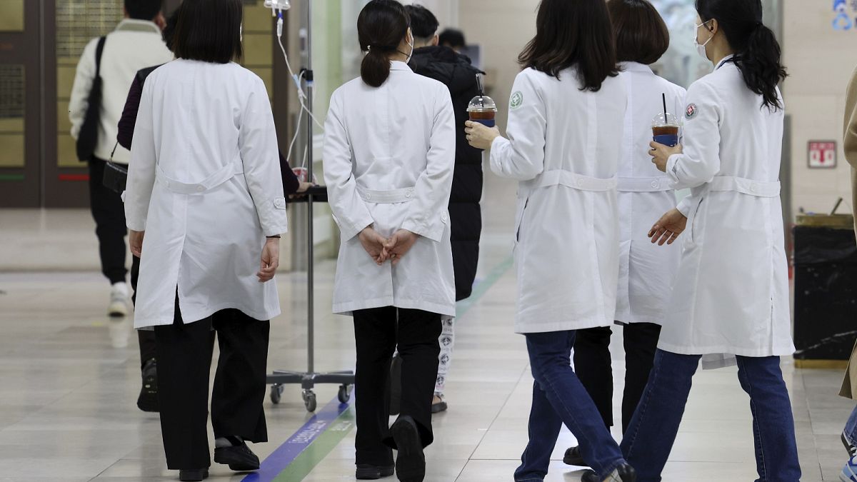South Korea doctors submit resignations in a spat with the government over school admission quotas thumbnail