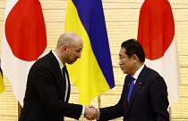 Il premier giapponese Kishida stringe la mano al primo ministro ucraino Shmyhal
