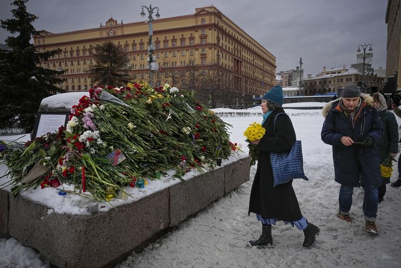 Menschen legten Blumen nieder, um Alexei Nawalny die letzte Ehre zu erweisen.