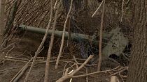 Elrejtett ukrán tüzérségi fegyver a front közelében