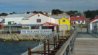 En esta foto del 8 de marzo de 2012, un cartel da la bienvenida a la gente en el puerto donde llegan los cruceros en Stanley, Islas Malvinas. 