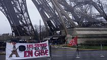 لافتة نقابية تقول "موظفو برج إيفل مضربون" خارج برج إيفل-باريس 19 فبراير 2024.