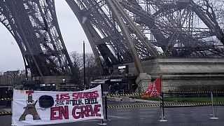 لافتة نقابية تقول "موظفو برج إيفل مضربون" خارج برج إيفل-باريس 19 فبراير 2024.