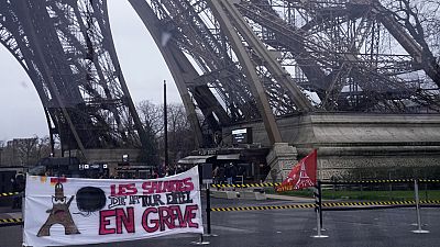 Der Eiffelturm ist schon wieder geschlossen. Grund dafür ist ein Streik. Das Personal beklagt die mangelnde Instandhaltung und die finanzielle Verwaltung.