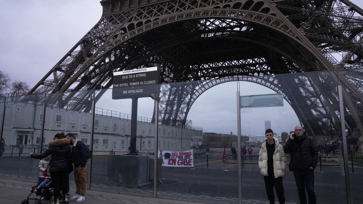 La torre Eiffel cerrada por huelga