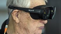 Emekli Albay Farrell Patrick, 91 yaşında, John Knox Village'da Mynd Immersive sanal gerçeklik başlığı takıyor.