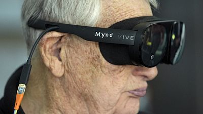 Emekli Albay Farrell Patrick, 91 yaşında, John Knox Village'da Mynd Immersive sanal gerçeklik başlığı takıyor.