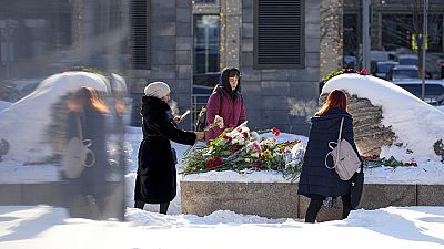 Μοσχοβίτες αφήνουν λουλούδια στη μνήμη του Αλεξέι Ναβάλνι
