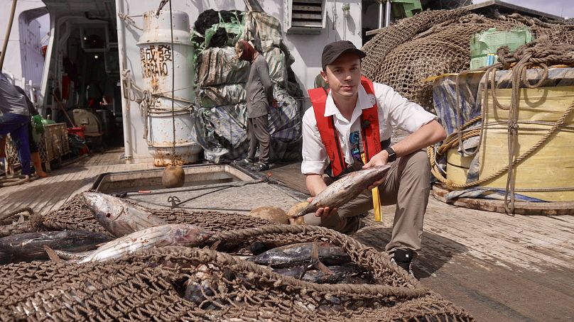 Автор и ведущий программы "Океан" Денис Локтев на рыболовном сейнере у атолла Маджуро, Маршалловы острова