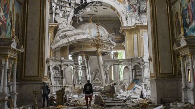 Catedral de la Transfiguración de Odesa, Ucrania, inspeccionada por si ha sufrido daños tras los ataques con misiles rusos. 23 de julio de 2023