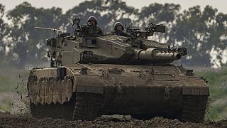 Soldados israelíes conducen un tanque cerca de la frontera con la Franja de Gaza, en el sur de Israel, el lunes 19 de febrero de 2024.