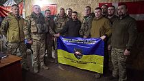 Il presidente ucraino Volodymyr Zelensky con i soldati al fronte