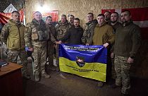 Imagen del presidente de Ucrania Volodímir Zelenski junto a algunos soldados ucranianos durante su vista sorpresa al frente de batalla.