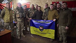 Imagen del presidente de Ucrania Volodímir Zelenski junto a algunos soldados ucranianos durante su vista sorpresa al frente de batalla.