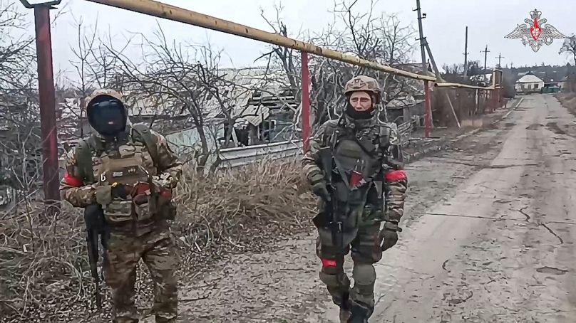 Das russische Verteidigungsministerium veröffentlichte Bilder, sie sollen russische Soldaten in Awdijiwka beim entminen zeigen