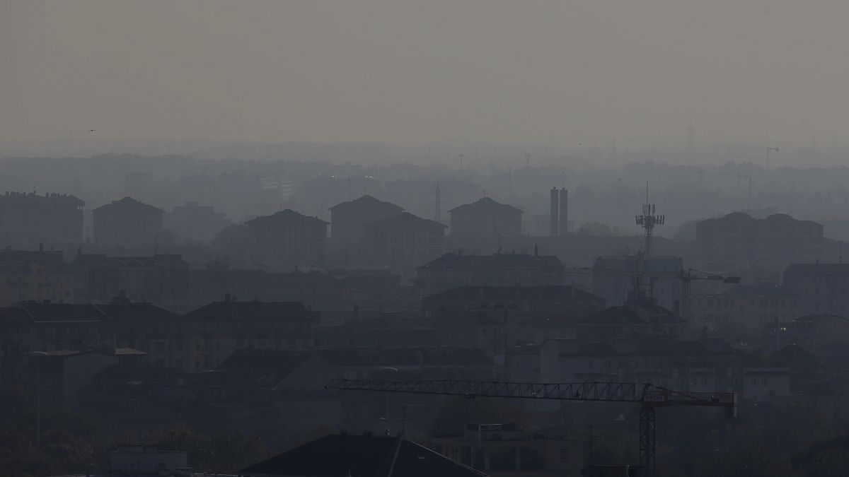 Una vista borrosa del horizonte contaminado de Milán, Italia, el miércoles 25 de octubre de 2017.