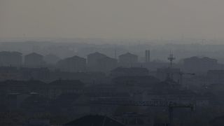 Una vista borrosa del horizonte contaminado de Milán, Italia, el miércoles 25 de octubre de 2017.