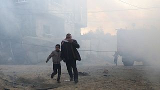 فلسطینی ها پس از حمله اسرائیل به یک ساختمان مسکونی در رفح فرار می کنند. ​دوشنبه ۱۹ فوریه ۲۰۲۴.