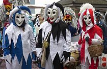 Imágenes de varios ciudadanos disfrazados en la procesión del carnaval en Basilea, Suiza.