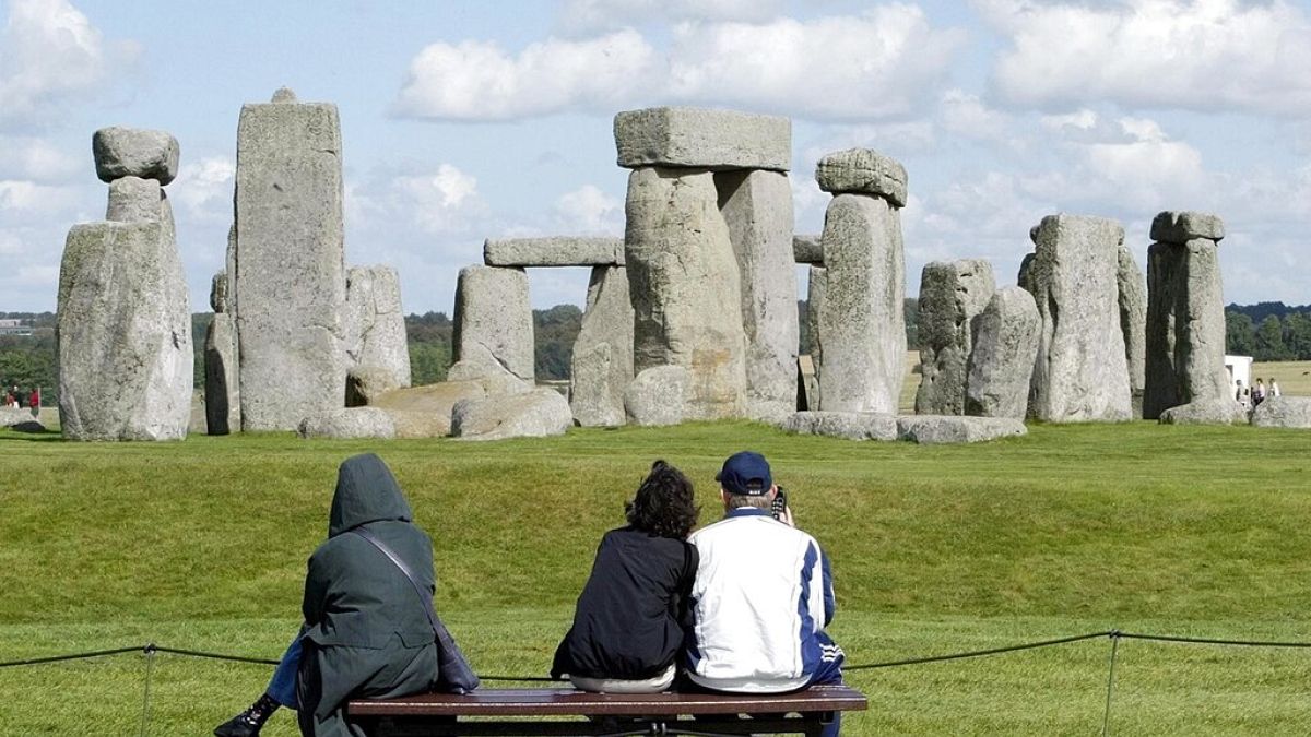 Foto de archivo del 15 de septiembre de 2004 de turistas mirando Stonehenge en la llanura de Salisbury en Inglaterra.