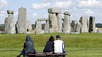 Foto de archivo del 15 de septiembre de 2004 de turistas mirando Stonehenge en la llanura de Salisbury en Inglaterra.