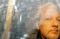 Archív fotó: Julian Assange-t elszállítják egy londoni bíróségi tárgyalás után