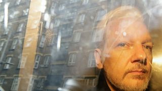Archív fotó: Julian Assange-t elszállítják egy londoni bíróségi tárgyalás után