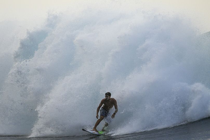 El surfista tahitiano Kauli Vaast monta una ola en Teahupo'o, Tahití, Polinesia Francesa. Vaast aprendió a surfear en estas olas a los ocho años.